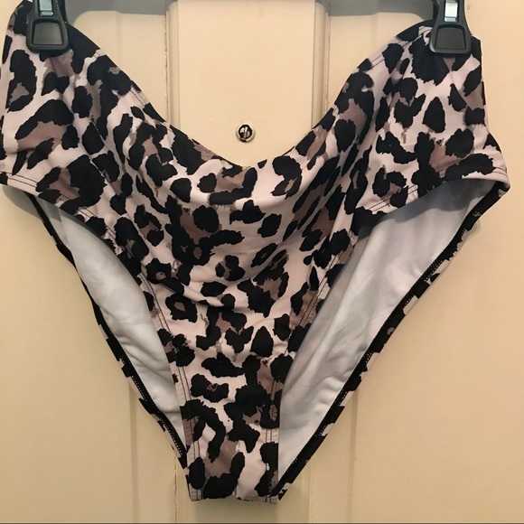 NWOTClassic Bikini Bottom】- Full coverage bottom flattering mid rise never worn - Picture 5 of 6